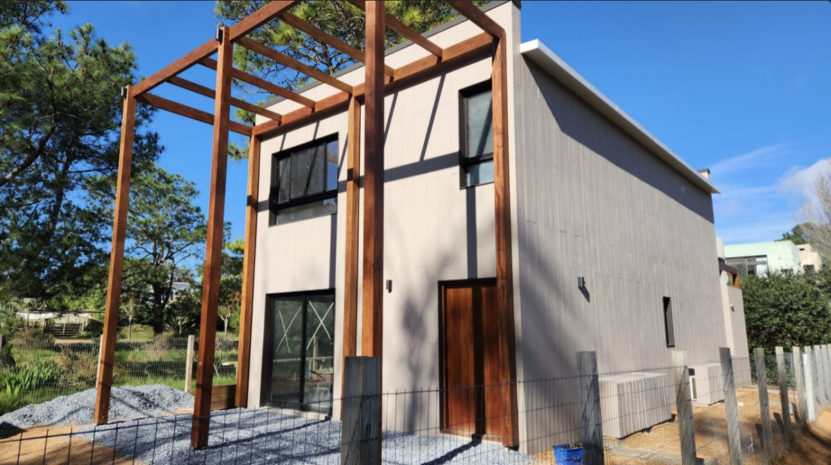 Casa minimalista a estrenar de 4 dormitorios en venta en La Barra