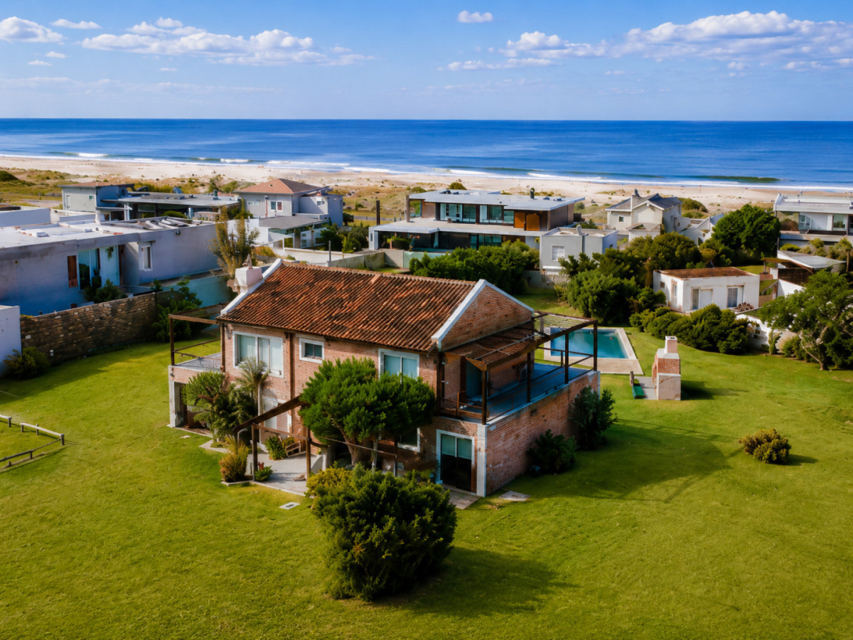 Excelente Casa de 4 Dormitorios con Vista al Mar y Piscina en Montoya, La Barra
