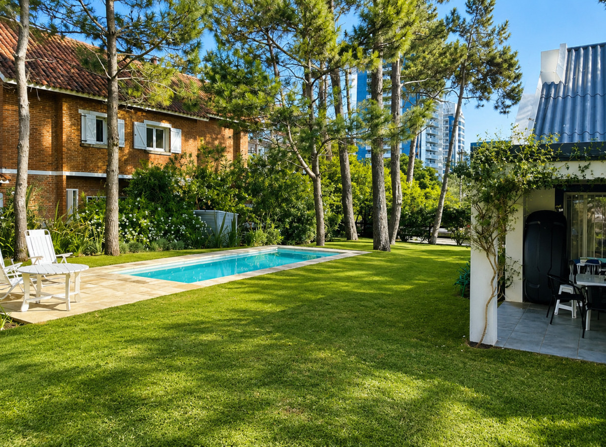 Casa de 3 Dormitorios más Dependencia y Piscina, en Aidy Grill Punta del Este, Ubicada a pasos del Mar