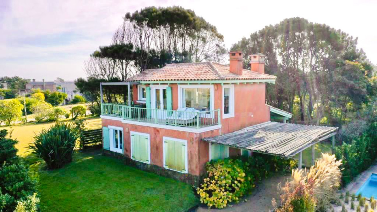 Casa de 4 Dormitorios y Piscina sobre Primera Fila de Mar en La Juanita, José Ignacio
