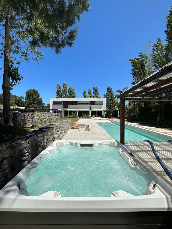 Casa de 6 Dormitorios en Barrio Privado con Piscina, Alquiler Anual, Punta del Este