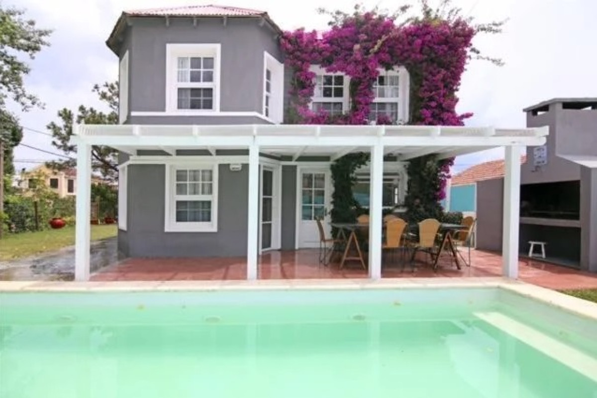 Excelente Casa de 5 Dormitorios y Piscina Climatizada en La Barra