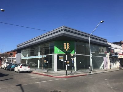 Excelente Local Esquinero en Pleno Centro de Maldonado, Alquiler Anual