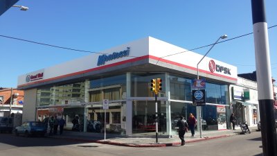 Excelente Local Esquinero en Pleno Centro de Maldonado, Alquiler Anual