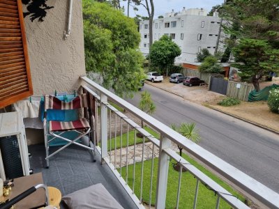 Apartamento 1 dormitorio Playa Mansa terraza y cochera bajos gastos