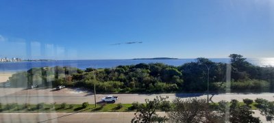 Venta de Apartamento en Playa Mansa Frente al Mar de Punta del Este con 2 Dormitorios 2 Baños