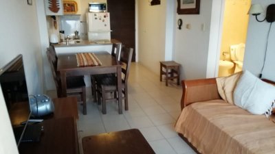 Apto En Roosevelt Todos Los Servicios, Oportunidad!! Ref1283