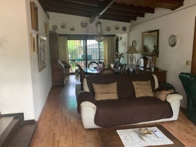 Chalet  3 Dormitorios, En Barrio Residencial,   Ref 671