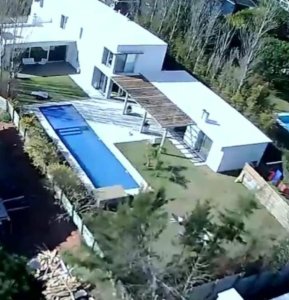 Venta de CASA de 320 m2 edificados con 4 Dormitorios y 853 m2 de terreno en barrio Privado de PUNTA DEL ESTE 