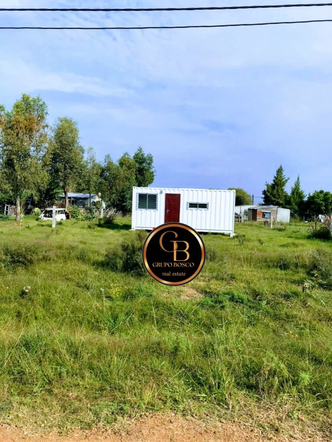 Venta de terreno con monoambiente tipo contenedor.