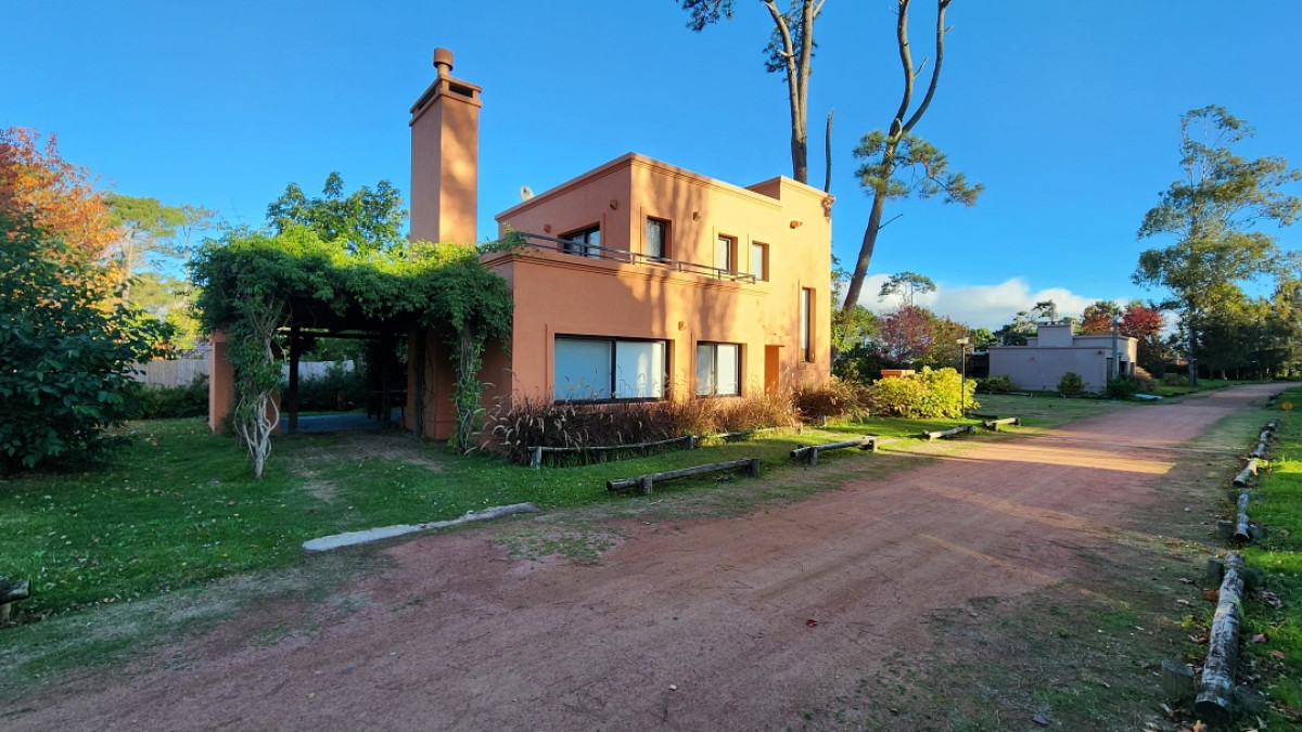 VENTA O ALQUILER ANUAL  CASA 2 DORMITORIOS 3 BAÑOS .BARRIO PRIVADO PARQUE PINARES.
