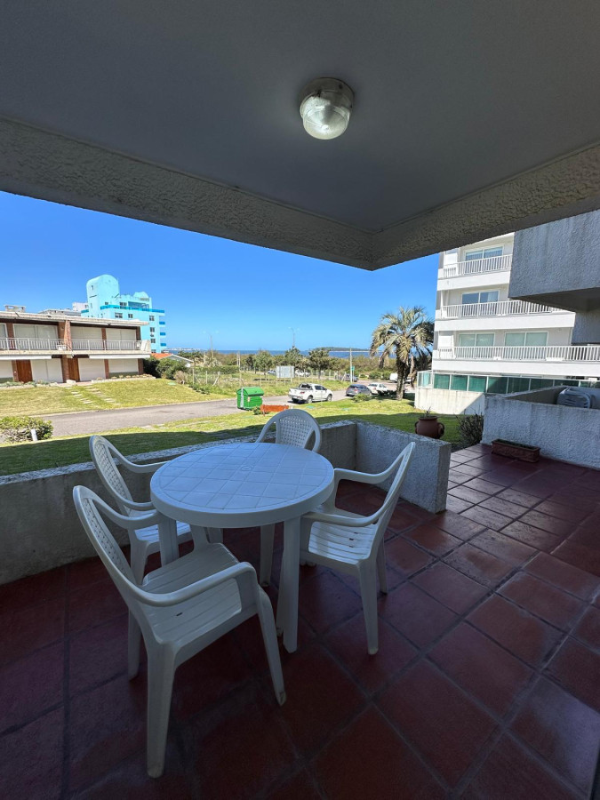 En venta apartamento, 1 dormitorio, frente a playa mansa. 