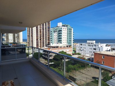 PUNTA DEL ESTE A METROS DE LA BRAVA 2 DORMITORIOS 2 BAÑOS GARAGE EN VENTA