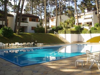 PUNTA DEL ESTE SOBRE AV ROOSEVELT 1 DORMITORIO Y MEDIO PARRILLERO VENTA