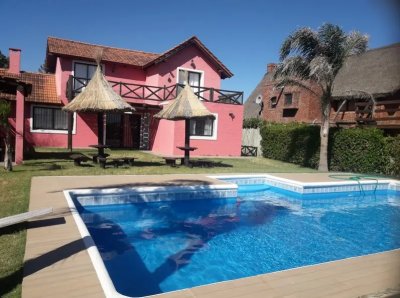 PUNTA BALLENA TIO TOM COMODA CASA 5 DORMITORIOS, PISCINA 