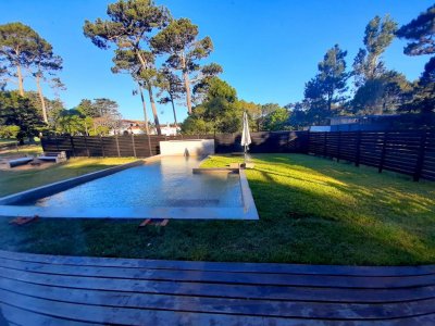 PUNTA DEL ESTE BEVERLY HILLS CASA MODERNA 3 DORMITORIOS PISCINA AMPLIO TERRENO