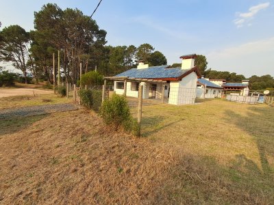 PUNTA BALLENA CLUB DEL LAGO CASA 3 DORMITORIOS CON PARRILLERO TECHADO VENTA