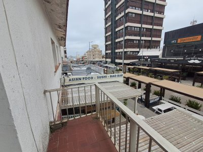 PUNTA DEL ESTE PENINSULA APARTAMENTO DE 3 DORMITORIOS Y DEPENDENCIA EN VENTA