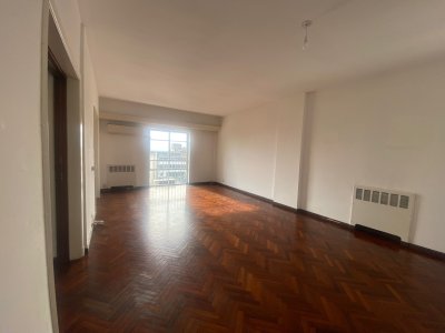 APARTAMENTO DE CATEGORIA 3 DORMITORIOS 2 BAÑOS  Y SERVICIO GARAJE SOBRE 18 DE JULIO
