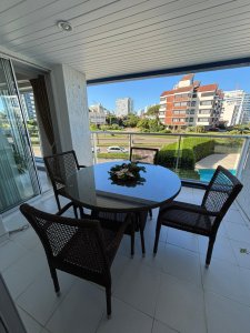 PUNTA DEL ESTE CHIVERTA APTO CON SERVICIOS DE 3 DORMITORIOS EN SUITE, GARAGE , DEP DE SERCVICIO