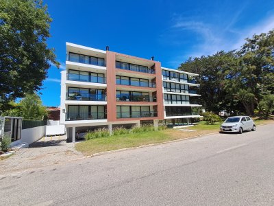 PUNTA DEL ESTE MANSA APTO DE 2 DORMITORIOS ALQUILER ANUAL