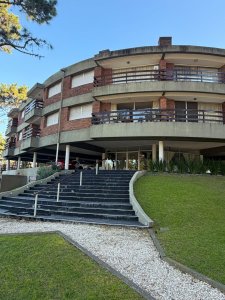 PUNTA DEL ESTE A METROS DE PLAYA MANSA APTO 2 DORM 2 BAÑOS COCHERA EN VENTA