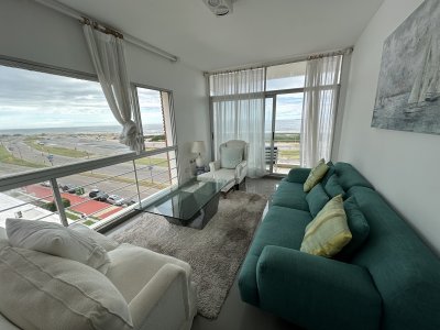 Frente al mar. Apartamento en alquiler anual de 3 dormitorios en Punta del Este 