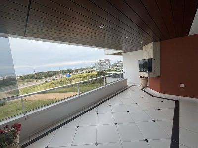 PUNTA DEL ESTE - PLAYA BRAVA - APARTAMENTO DE 4 DORMITORIOS EN SUITE Y DEPENDENCIA - VENTA
