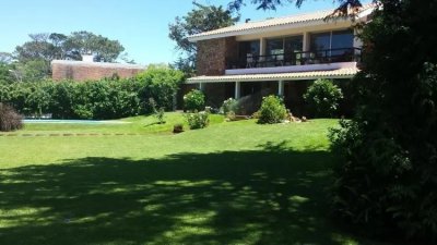 PUNTA DEL ESTE MANSA A 600 M DEL MAR CASA DE 6 DORMITORIOS PISCINA