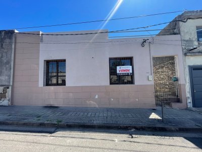 CASA DE 2 DORMITORIOS EN MUY BUENA UBICACION