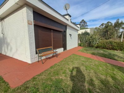 PUNTA DEL ESTE LAS DELICIAS HERMOSA CASA DE 3 DORMITORIOS 2 BAÑOS PARRILLERO CERCADA