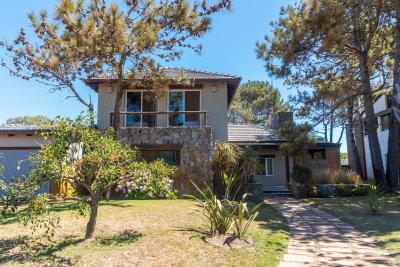 Alquiler anual, casa, 4 dormitorios, Arenas de Jose Ignacio.
