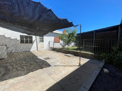 CASA DE 2 DORMITORIOS EN MUY BUENA UBICACION