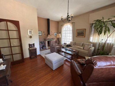 Casa 3 Dorm. En Venta en Pocitos con Garaje, Patio, Barbacoa y Azotea