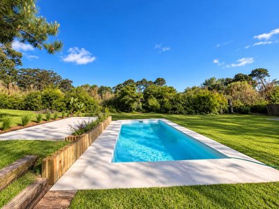 PUNTA DEL ESTE LUGANO HERMOSA CASA DE 4 DORMITORIOS PARRILLERO PISCINA CLIMATIZADA EN ALQUILER TEMPORAL
