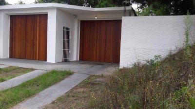 CASA EN VENTA CON TERRENO Y MEJORAS .EXCELENTE PARA COMERCIO.