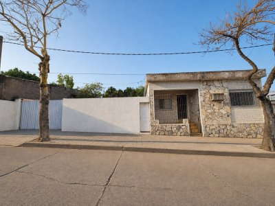 CASA DE 2 DORMITORIOS CON MUCHO POTENCIAL