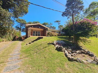 Venta, casa en Punta del Este, Mansa, 4 dormitorios con piscina climatizada