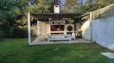 PUNTA DEL ESTE LA BARRA CASA DE 3 DORMIRORIOS CON PARRILLERO