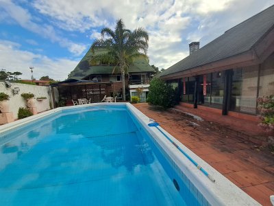 PUNTA DEL ESTE LAS DELICIAS GRAN CASA DE 5 DORMITORIOS PISCINA CANCHA DE PADLE EN VENTA