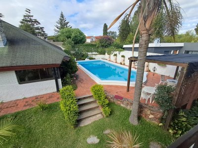 PUNTA DEL ESTE A METROS DE PLAYA MANSA GRAN CASA DE 5 DORMITORIOS PISCINA CANCHA DE PADLE EN VENTA