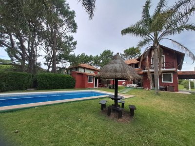 PUNTA BALLENA TIO TOM CASA DE 4 SUITES PISCINA A METROS DEL MAR EN ALQUILER