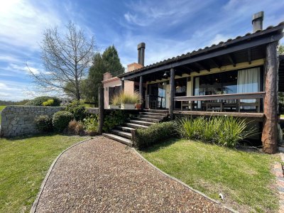HERMOSA CASA DE 3 DORMITORIOS EN COUNTRY SAN ISIDRO