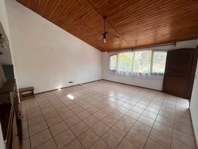 Casa en alquiler anual 2 Dormitorios, Jardines de Córdoba, Punta del Este