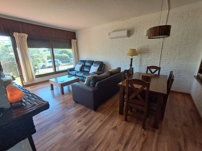 PUNTA DEL ESTE LAS DELICIAS HERMOSA CASA DE 3 DORMITORIOS 2 BAÑOS PARRILLERO CERCADA