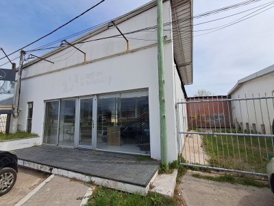 LOCAL COMERCIAL SOBRE AVENIDA 240 M2 MALDONADO