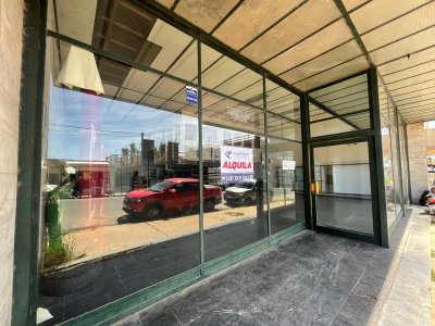 EXCELENTE LOCAL COMERCIAL CON INGRESO POR DOS CALLES