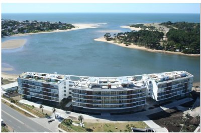 AMPLIO APARTAMENTO EN EDIFICIO DELAMAR