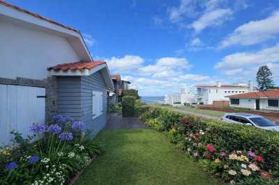 CASA EN LA ZONA DEL FARO A UNA CUADRA DEL MAR.  