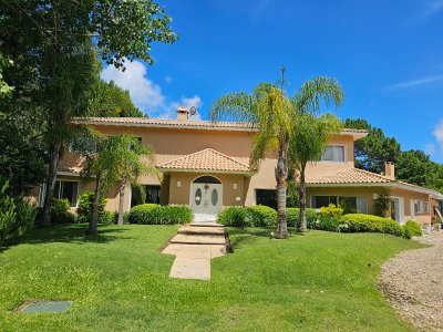 CASA EN BARRIO PRIVADO